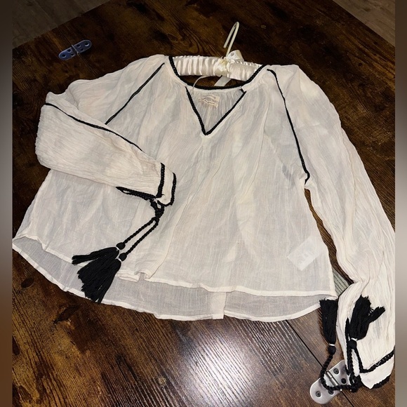 White V-Neck Women's‎ Top - Picture 6 of 10